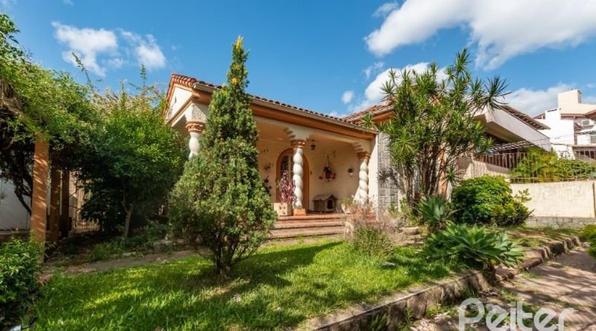 Casa à venda com 234m², 3 dormitórios, 1 suíte, 3 vagas, no bairro Vila Assunção em Porto Alegre