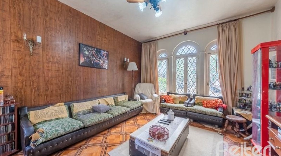 Casa à venda com 234m², 3 dormitórios, 1 suíte, 3 vagas, no bairro Vila Assunção em Porto Alegre