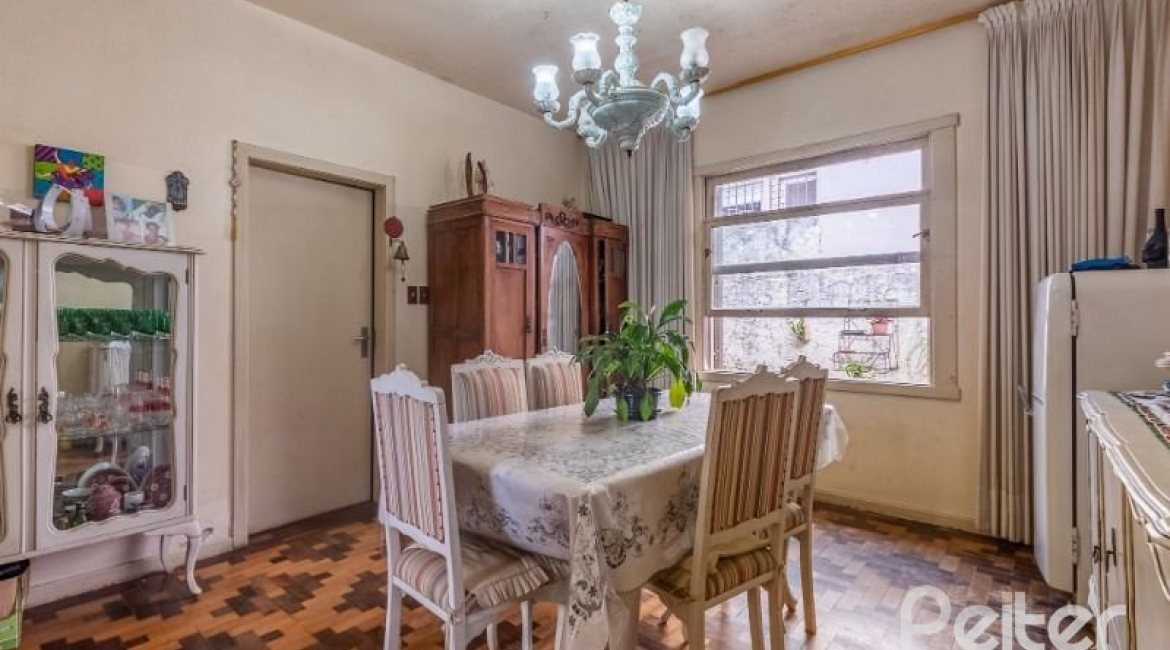 Casa à venda com 234m², 3 dormitórios, 1 suíte, 3 vagas, no bairro Vila Assunção em Porto Alegre