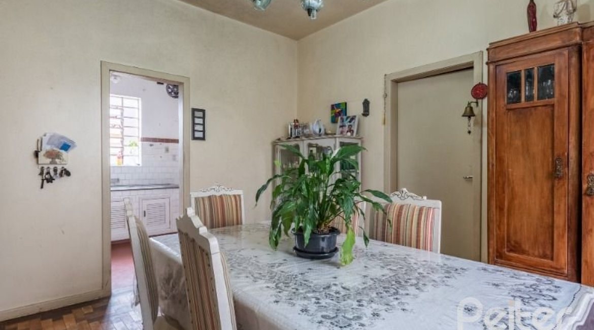 Casa à venda com 234m², 3 dormitórios, 1 suíte, 3 vagas, no bairro Vila Assunção em Porto Alegre