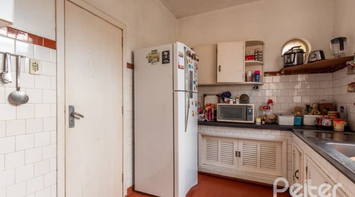 Casa à venda com 234m², 3 dormitórios, 1 suíte, 3 vagas, no bairro Vila Assunção em Porto Alegre