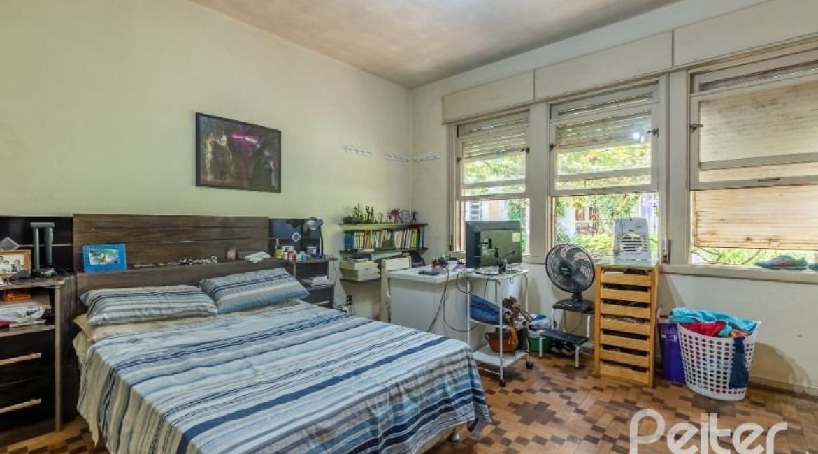 Casa à venda com 234m², 3 dormitórios, 1 suíte, 3 vagas, no bairro Vila Assunção em Porto Alegre