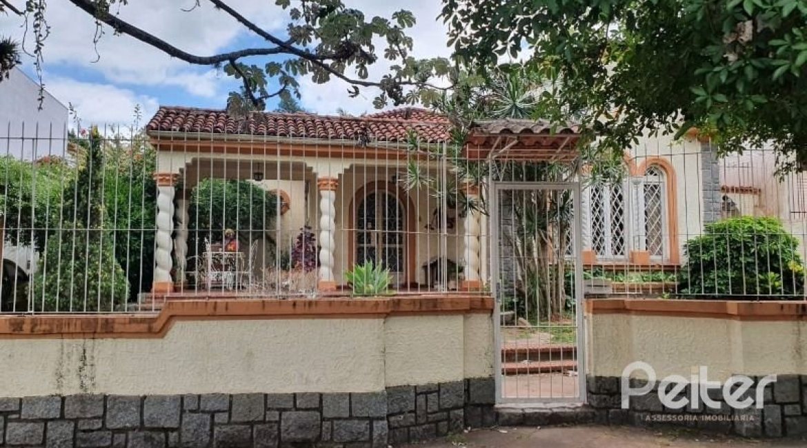 Casa à venda com 234m², 3 dormitórios, 1 suíte, 3 vagas, no bairro Vila Assunção em Porto Alegre