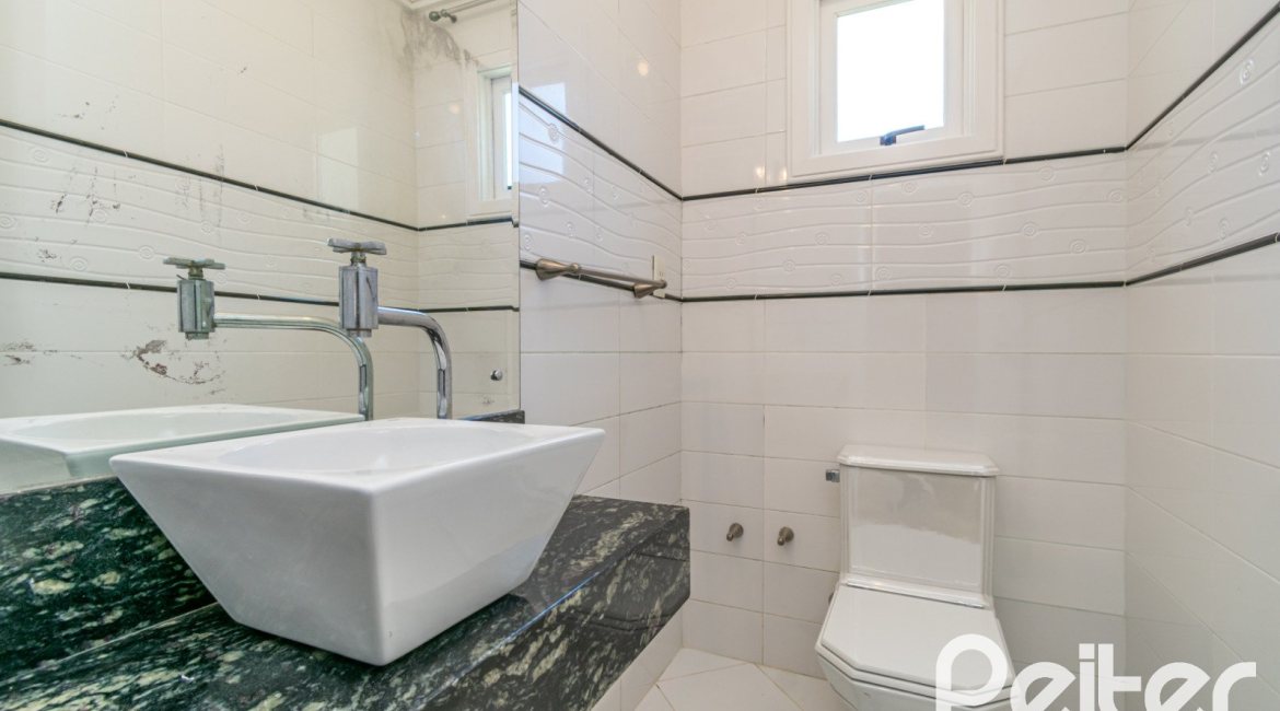 Casa em Condomínio à venda com 217m², 3 dormitórios, 1 suíte, 2 vagas, no bairro Terra Ville em Porto Alegre