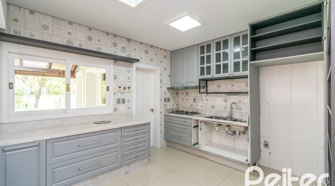 Casa em Condomínio à venda com 217m², 3 dormitórios, 1 suíte, 2 vagas, no bairro Terra Ville em Porto Alegre