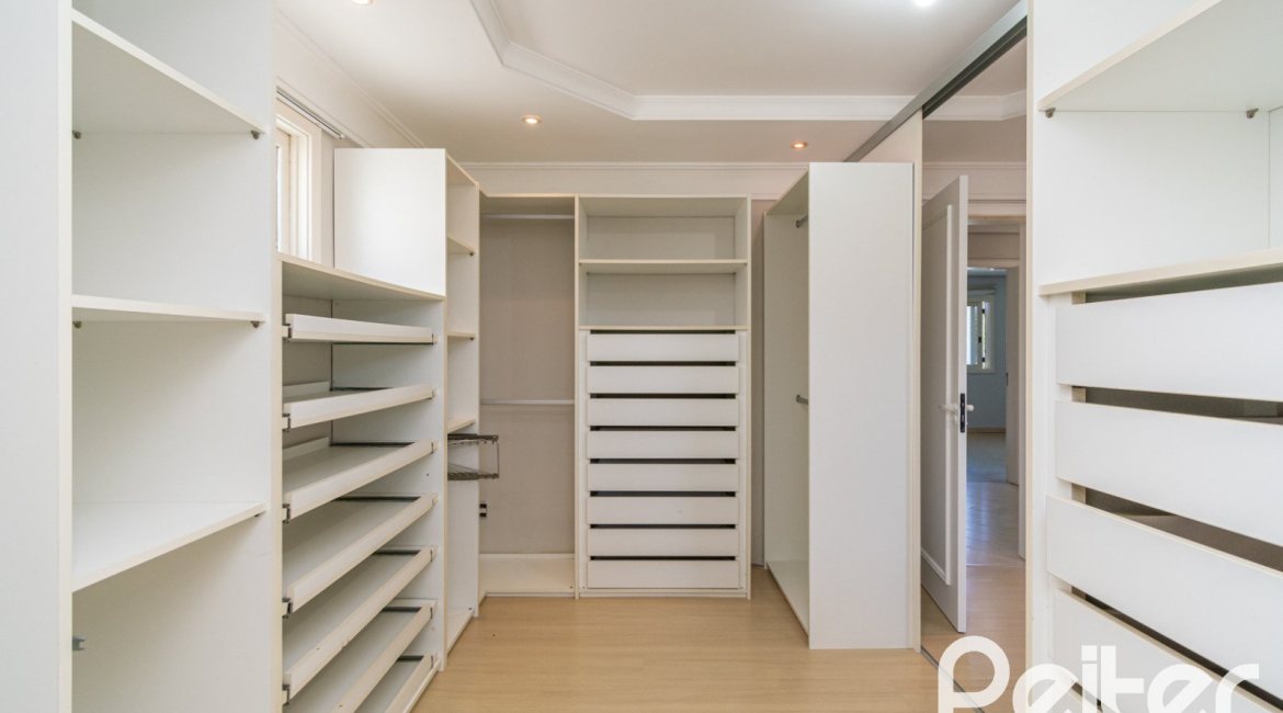 Casa em Condomínio à venda com 217m², 3 dormitórios, 1 suíte, 2 vagas, no bairro Terra Ville em Porto Alegre