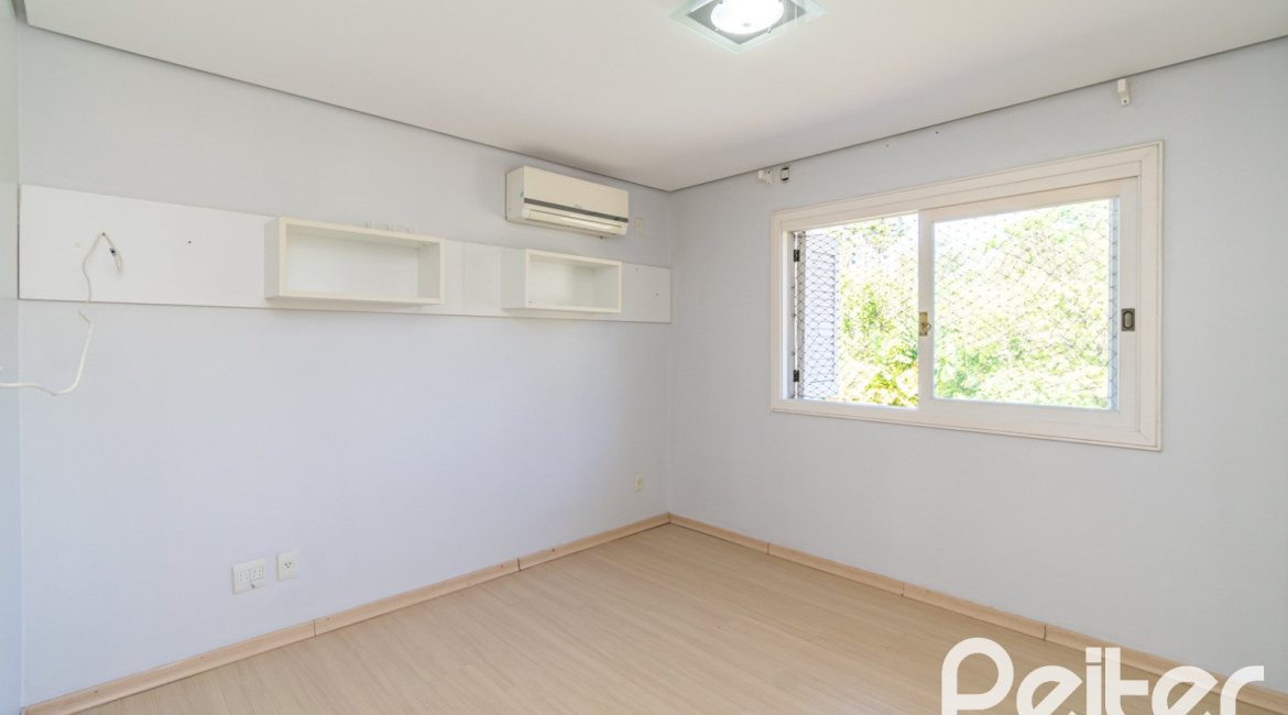 Casa em Condomínio à venda com 217m², 3 dormitórios, 1 suíte, 2 vagas, no bairro Terra Ville em Porto Alegre