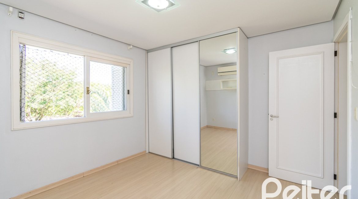 Casa em Condomínio à venda com 217m², 3 dormitórios, 1 suíte, 2 vagas, no bairro Terra Ville em Porto Alegre