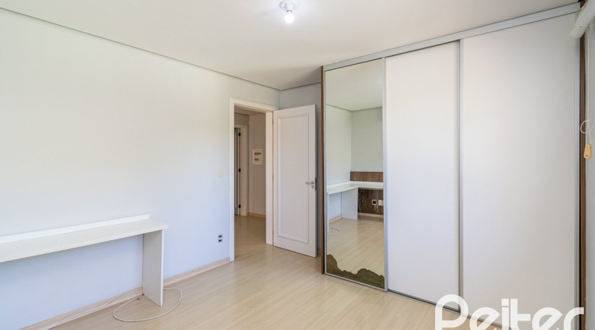 Casa em Condomínio à venda com 217m², 3 dormitórios, 1 suíte, 2 vagas, no bairro Terra Ville em Porto Alegre