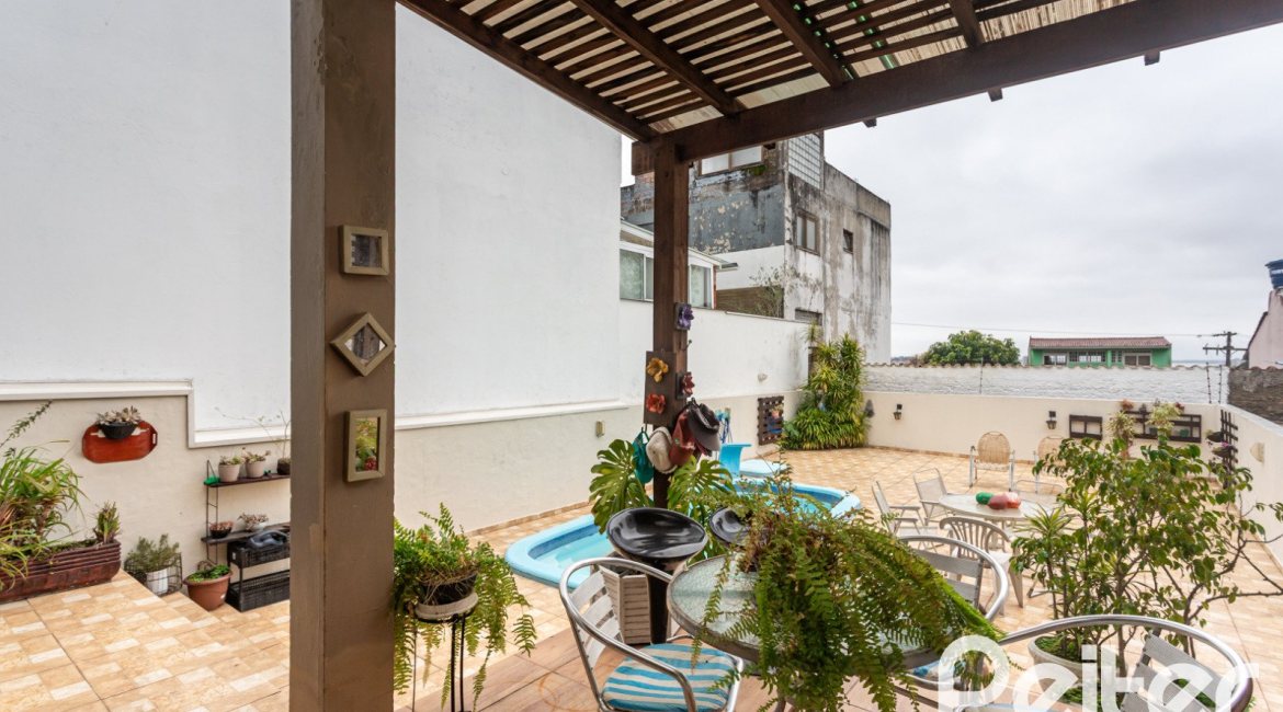 Casa em Condomínio à venda com 132m², 3 dormitórios, 1 suíte, 2 vagas, no bairro Vila Nova em PORTO ALEGRE