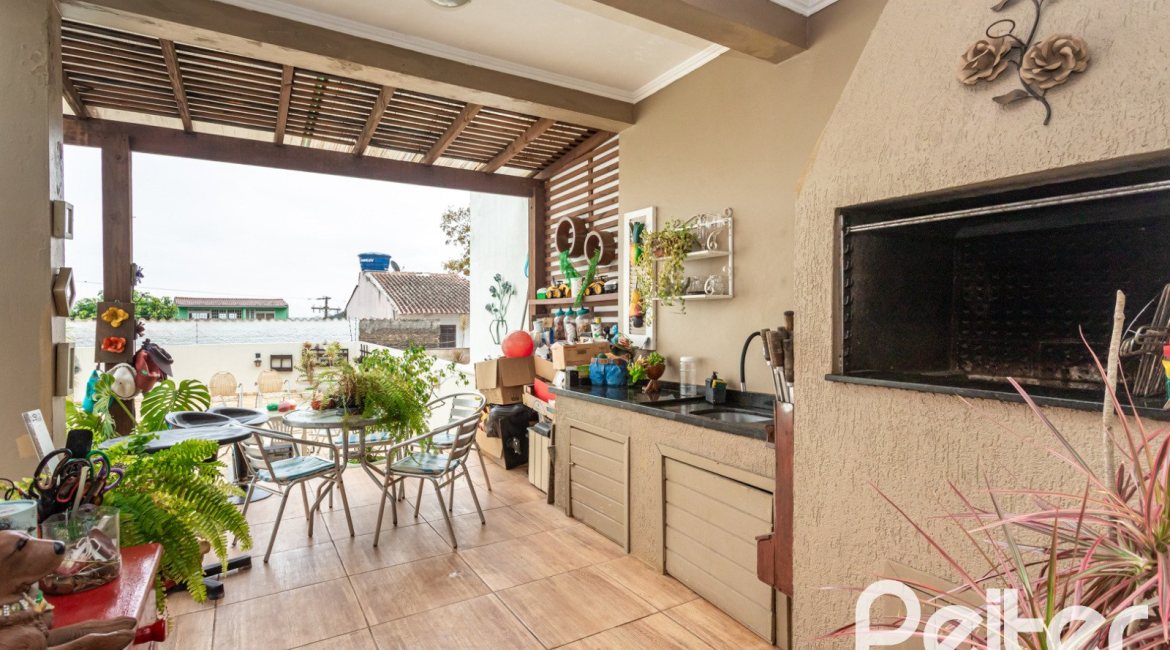 Casa em Condomínio à venda com 132m², 3 dormitórios, 1 suíte, 2 vagas, no bairro Vila Nova em PORTO ALEGRE