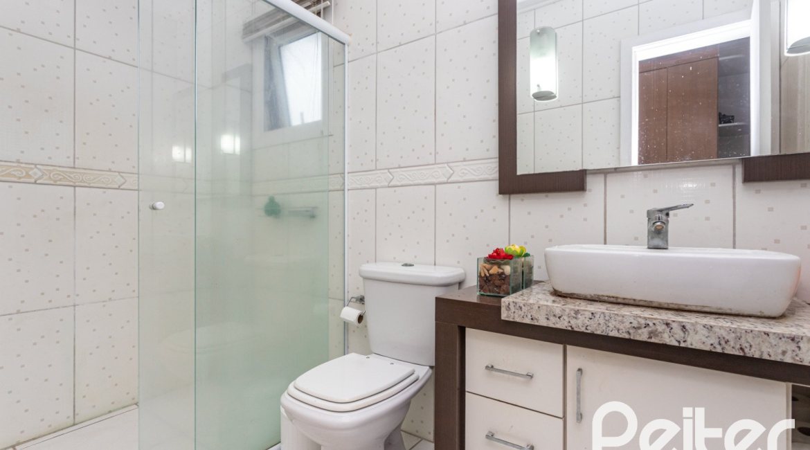 Casa em Condomínio à venda com 132m², 3 dormitórios, 1 suíte, 2 vagas, no bairro Vila Nova em PORTO ALEGRE