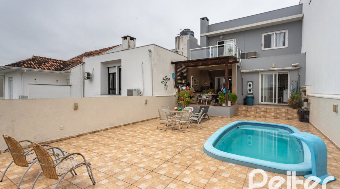 Casa em Condomínio à venda com 132m², 3 dormitórios, 1 suíte, 2 vagas, no bairro Vila Nova em PORTO ALEGRE