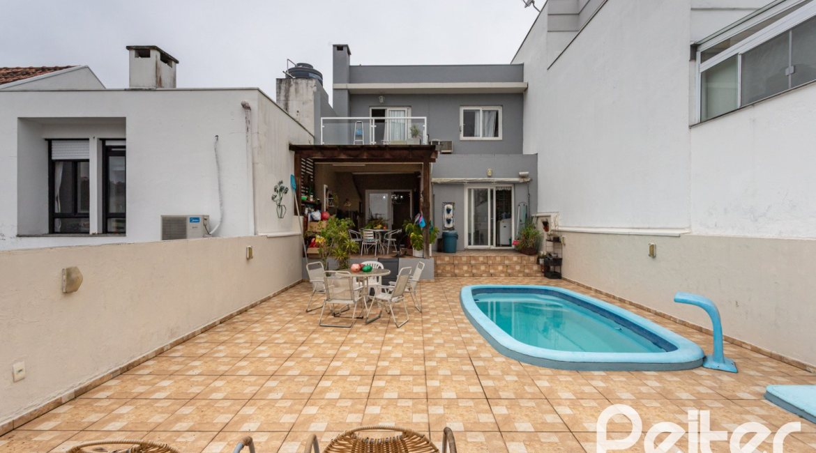 Casa em Condomínio à venda com 132m², 3 dormitórios, 1 suíte, 2 vagas, no bairro Vila Nova em PORTO ALEGRE