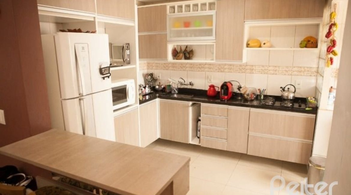 Casa em Condomínio à venda com 132m², 3 dormitórios, 1 suíte, 2 vagas, no bairro Vila Nova em PORTO ALEGRE