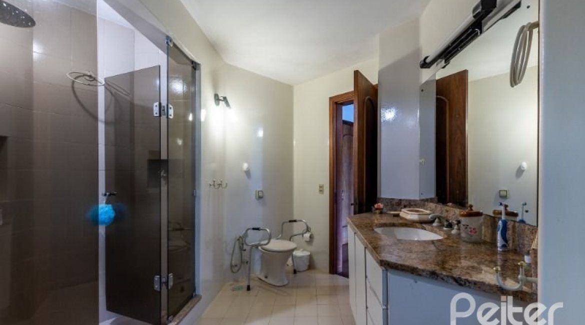 Casa em Condomínio à venda com 654m², 5 dormitórios, 5 suítes, 4 vagas, no bairro Cavalhada em PORTO ALEGRE