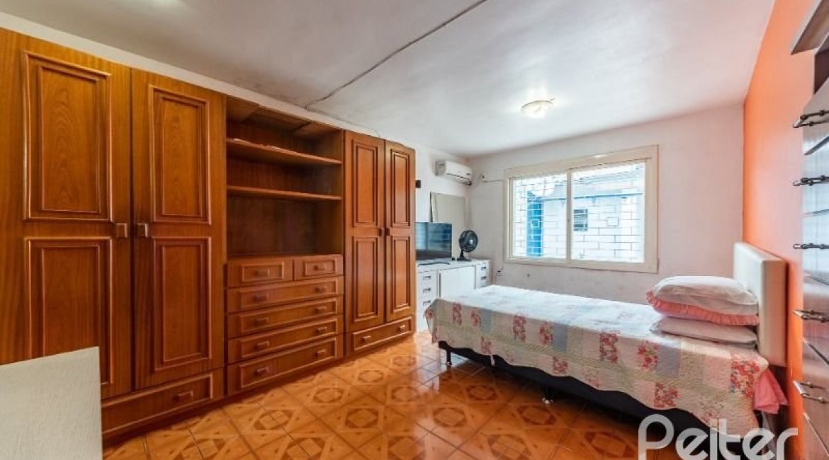 Casa à venda com 143m², 3 dormitórios, 2 suítes, 1 vaga, no bairro Ipanema em Porto Alegre