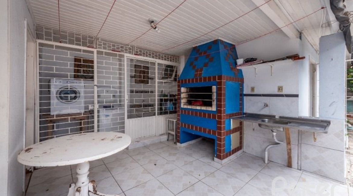 Casa à venda com 143m², 3 dormitórios, 2 suítes, 1 vaga, no bairro Ipanema em Porto Alegre