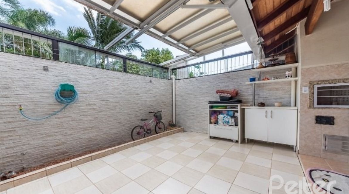 Casa em Condomínio à venda com 186m², 3 dormitórios, 1 suíte, 2 vagas, no bairro Ipanema em Porto Alegre