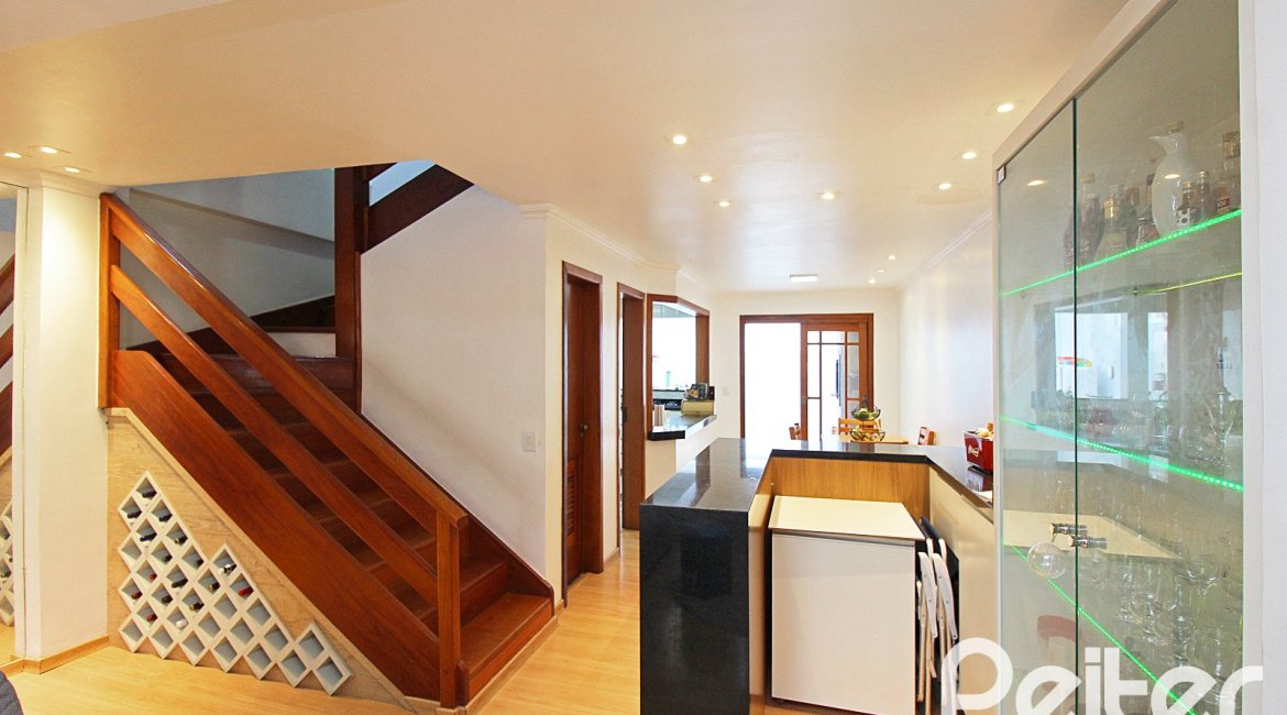 Casa à venda com 150m², 3 dormitórios, 1 suíte, 2 vagas, no bairro Ipanema em Porto Alegre