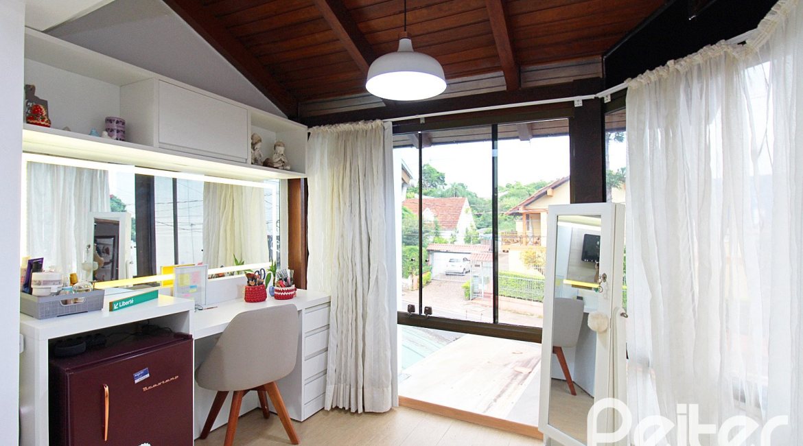 Casa à venda com 150m², 3 dormitórios, 1 suíte, 2 vagas, no bairro Ipanema em Porto Alegre