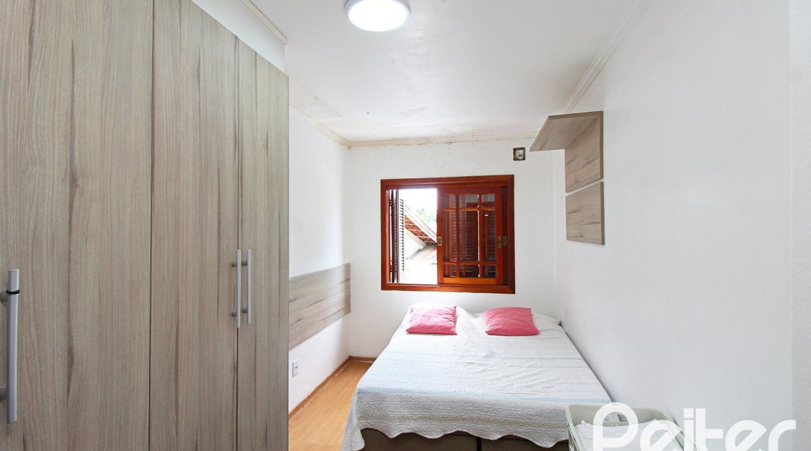 Casa à venda com 150m², 3 dormitórios, 1 suíte, 2 vagas, no bairro Ipanema em Porto Alegre