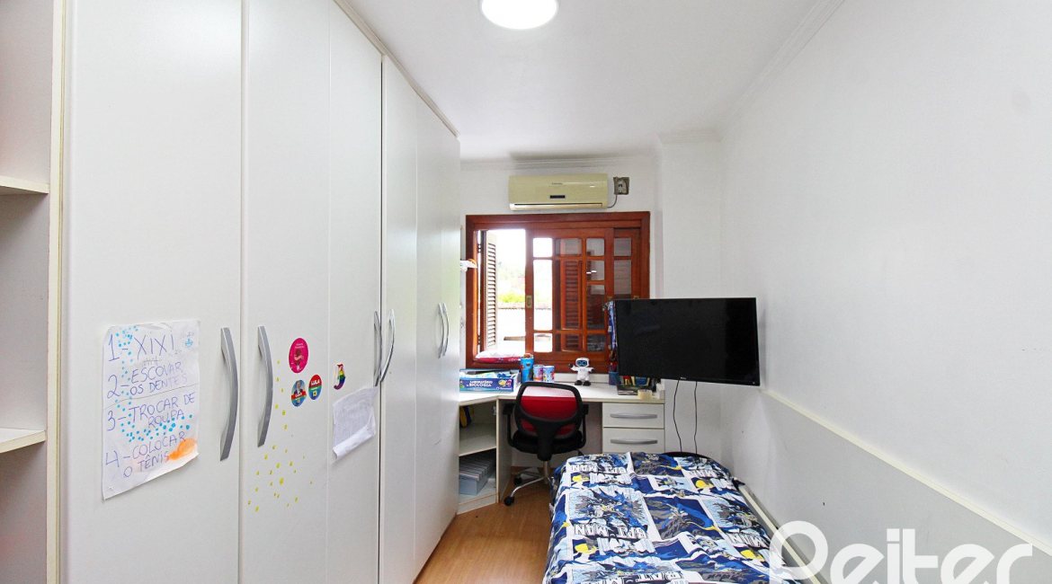 Casa à venda com 150m², 3 dormitórios, 1 suíte, 2 vagas, no bairro Ipanema em Porto Alegre