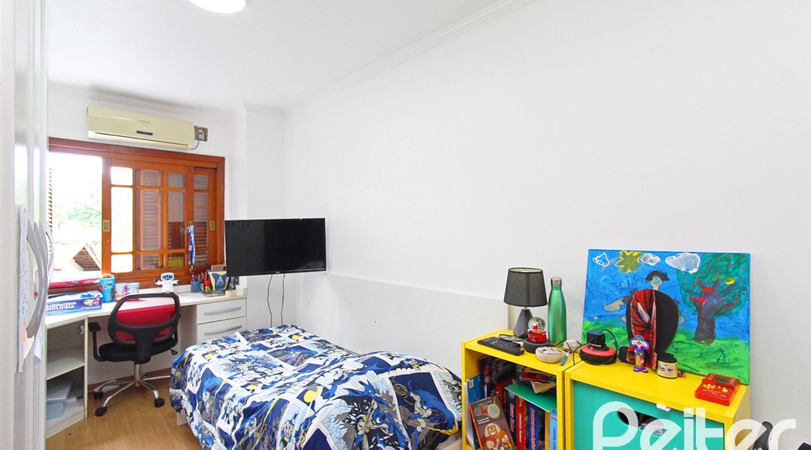 Casa à venda com 150m², 3 dormitórios, 1 suíte, 2 vagas, no bairro Ipanema em Porto Alegre