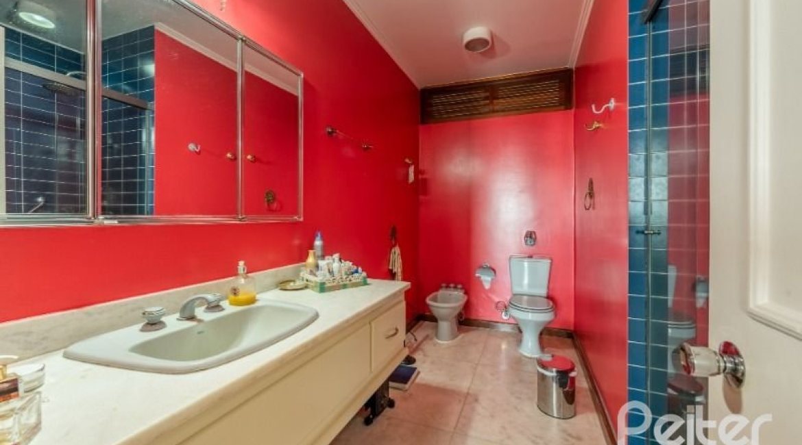 Apartamento à venda com 320m², 3 dormitórios, 1 suíte, 2 vagas, no bairro Menino Deus em Porto Alegre