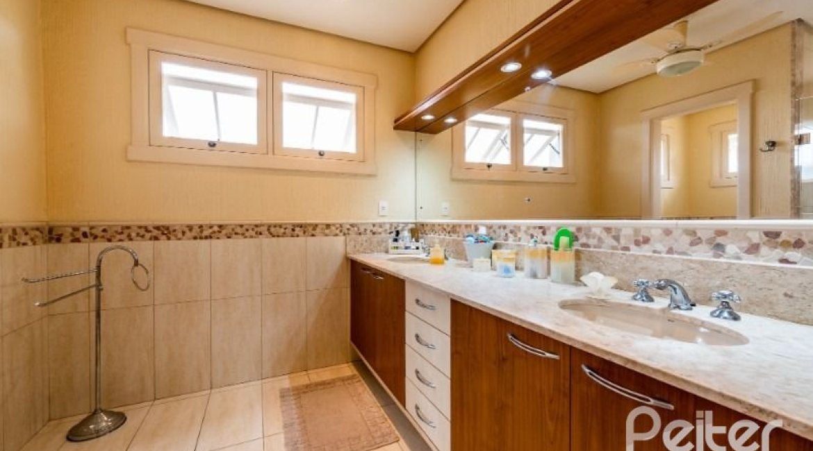 Casa em Condomínio à venda com 449m², 3 dormitórios, 3 suítes, 6 vagas, no bairro Terra Ville em PORTO ALEGRE