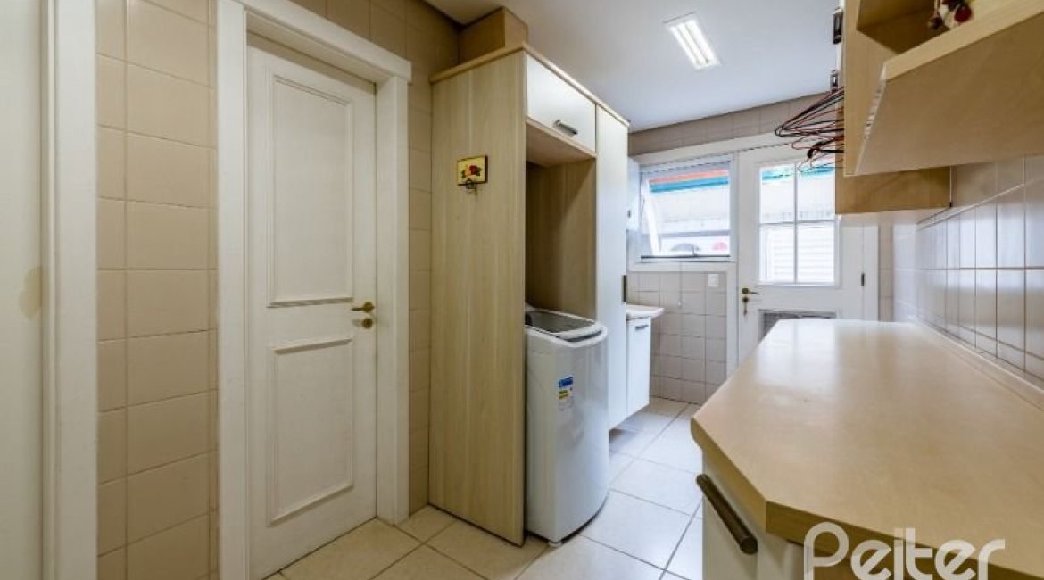 Casa em Condomínio à venda com 449m², 3 dormitórios, 3 suítes, 6 vagas, no bairro Terra Ville em PORTO ALEGRE