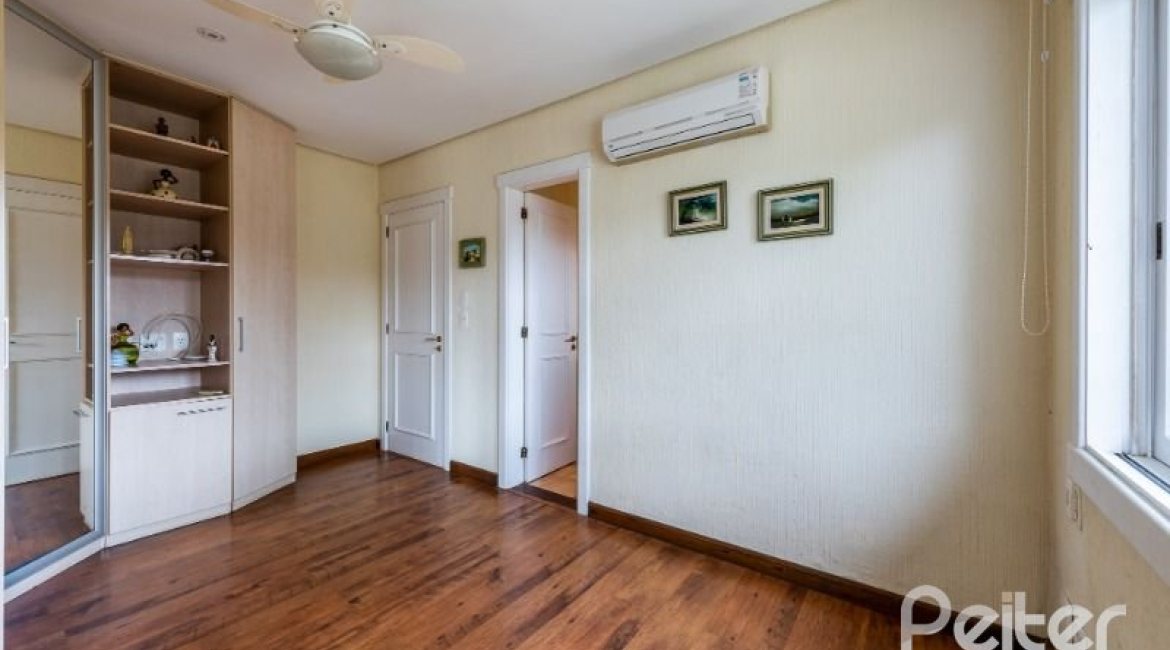 Casa em Condomínio à venda com 449m², 3 dormitórios, 3 suítes, 6 vagas, no bairro Terra Ville em PORTO ALEGRE