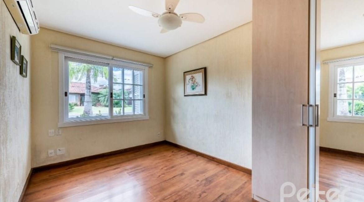 Casa em Condomínio à venda com 449m², 3 dormitórios, 3 suítes, 6 vagas, no bairro Terra Ville em PORTO ALEGRE