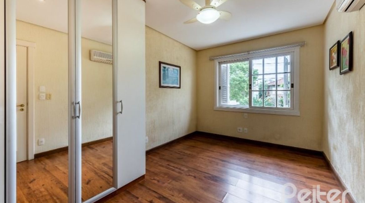 Casa em Condomínio à venda com 449m², 3 dormitórios, 3 suítes, 6 vagas, no bairro Terra Ville em PORTO ALEGRE