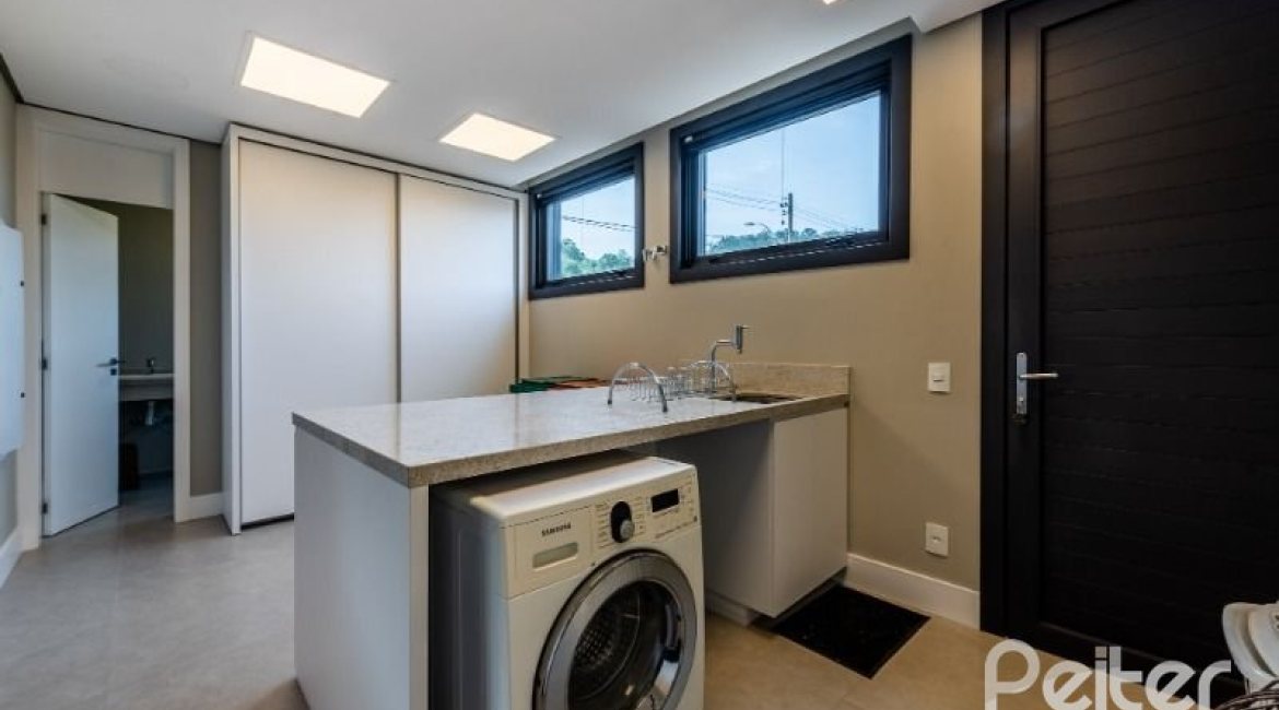 Casa em Condomínio à venda com 488m², 4 dormitórios, 4 suítes, 3 vagas, no bairro Alphaville em PORTO ALEGRE