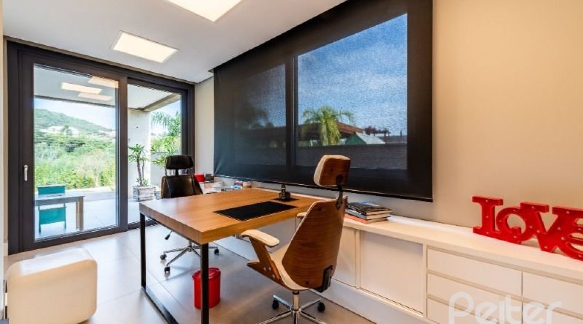 Casa em Condomínio à venda com 488m², 4 dormitórios, 4 suítes, 3 vagas, no bairro Alphaville em PORTO ALEGRE