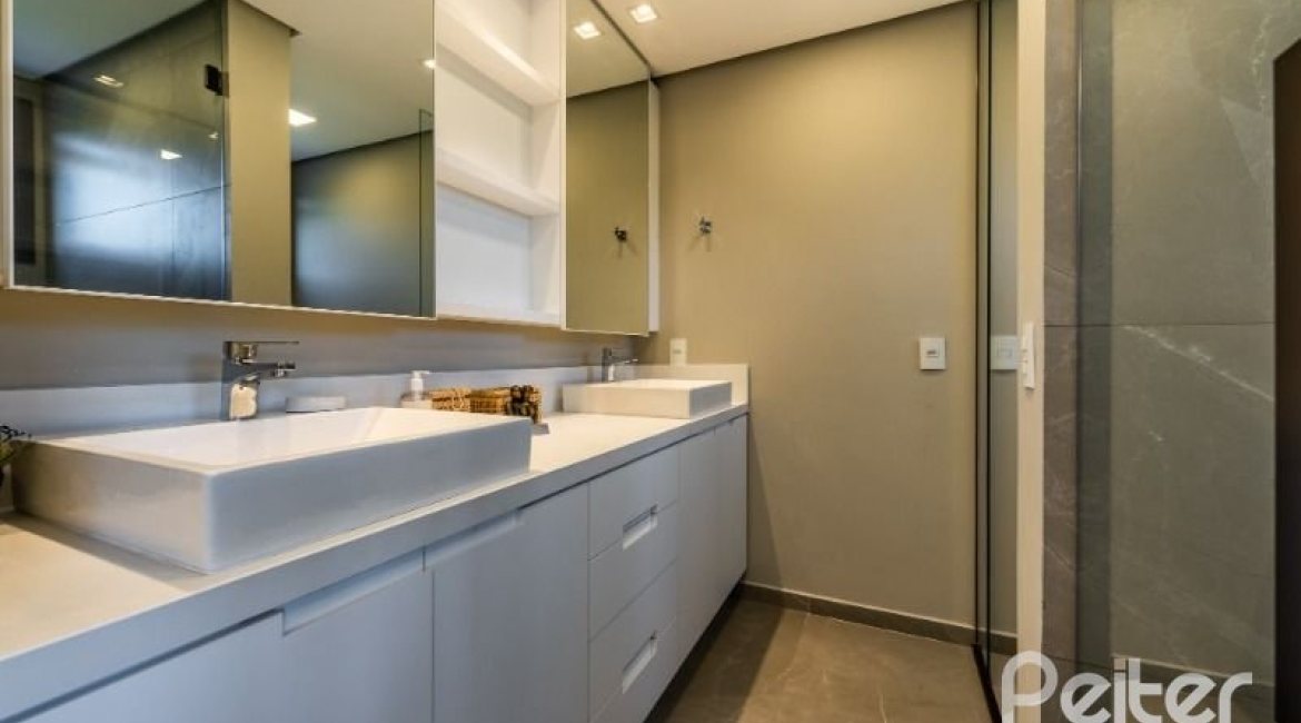 Casa em Condomínio à venda com 488m², 4 dormitórios, 4 suítes, 3 vagas, no bairro Alphaville em PORTO ALEGRE