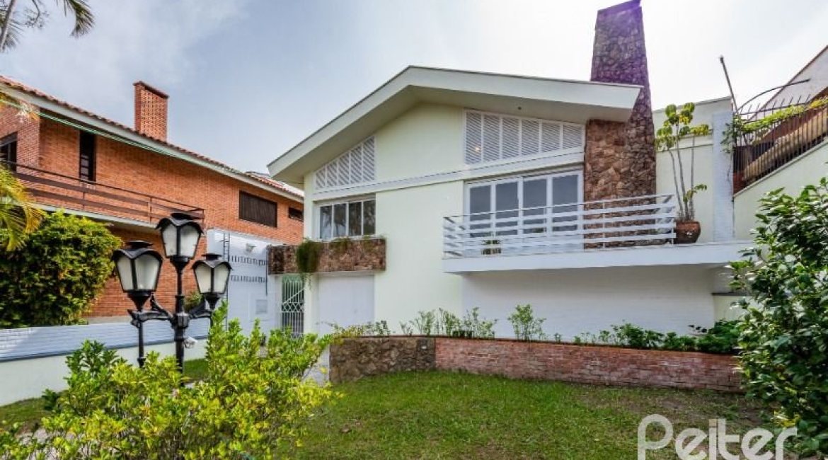 Casa à venda com 174m², 3 dormitórios, 1 suíte, 2 vagas, no bairro Vila Assunção em Porto Alegre