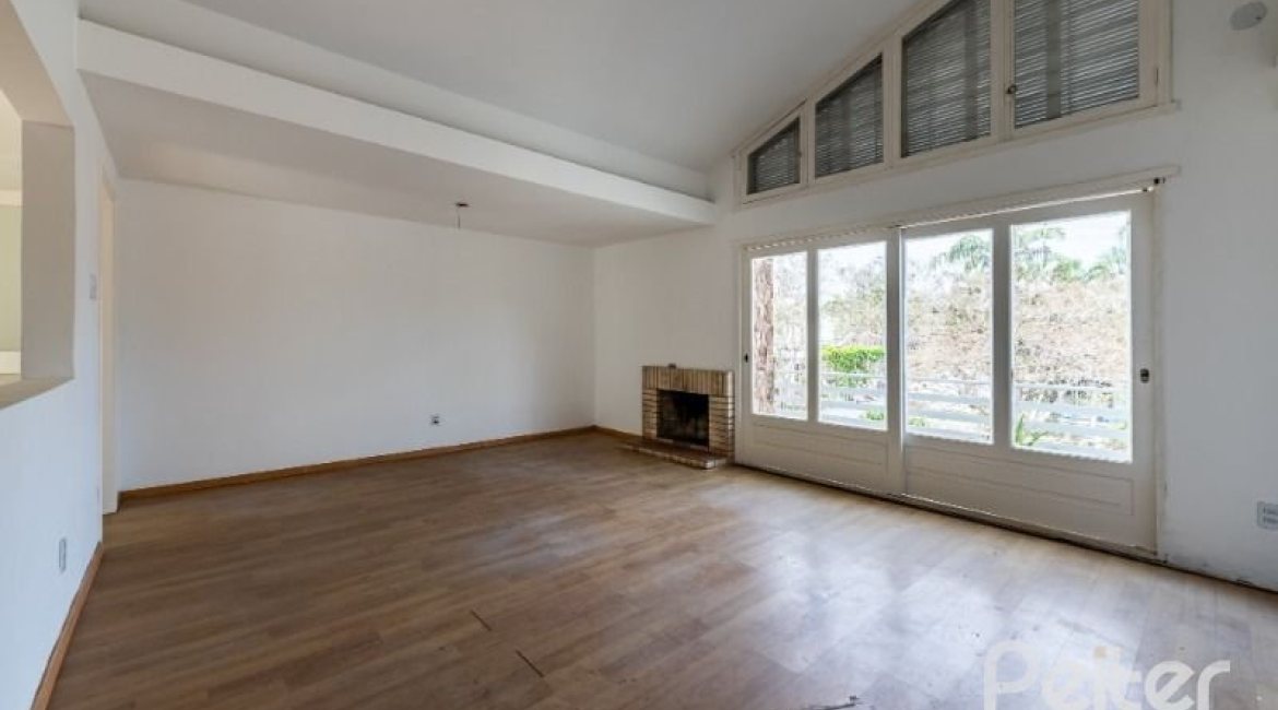 Casa à venda com 174m², 3 dormitórios, 1 suíte, 2 vagas, no bairro Vila Assunção em Porto Alegre