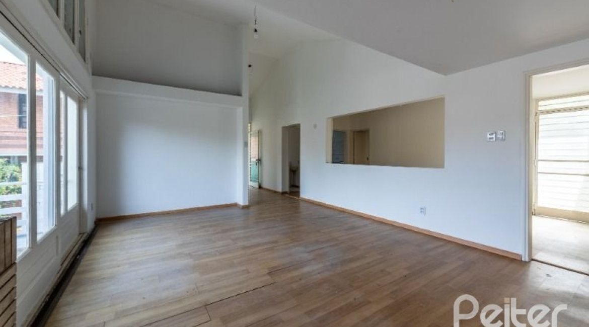 Casa à venda com 174m², 3 dormitórios, 1 suíte, 2 vagas, no bairro Vila Assunção em Porto Alegre