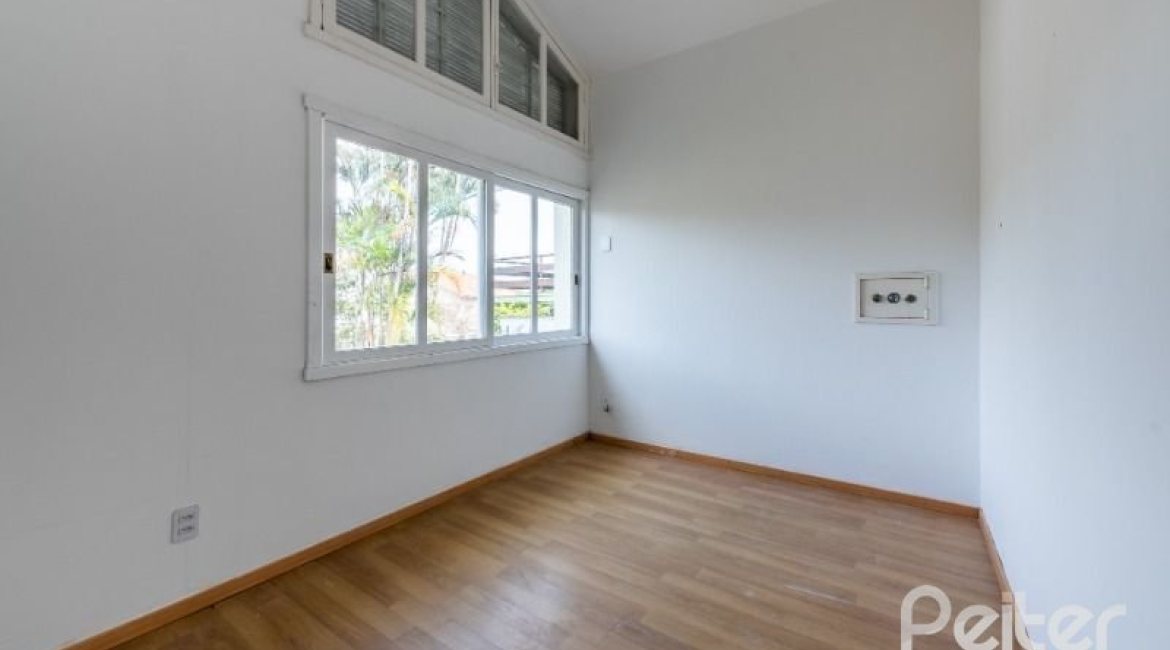 Casa à venda com 174m², 3 dormitórios, 1 suíte, 2 vagas, no bairro Vila Assunção em Porto Alegre