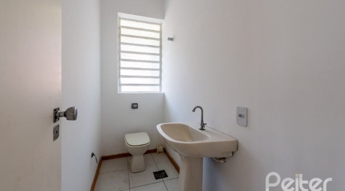 Casa à venda com 174m², 3 dormitórios, 1 suíte, 2 vagas, no bairro Vila Assunção em Porto Alegre