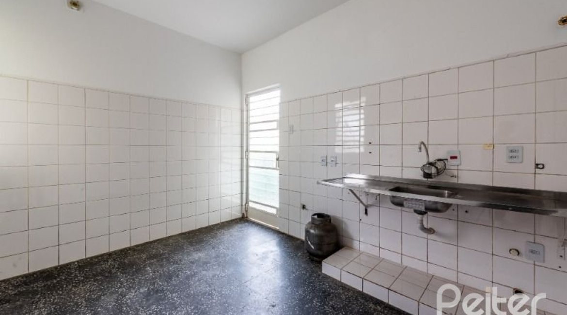 Casa à venda com 174m², 3 dormitórios, 1 suíte, 2 vagas, no bairro Vila Assunção em Porto Alegre