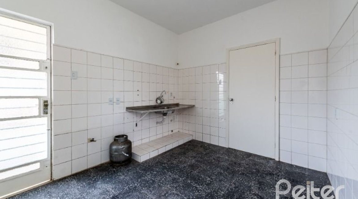 Casa à venda com 174m², 3 dormitórios, 1 suíte, 2 vagas, no bairro Vila Assunção em Porto Alegre