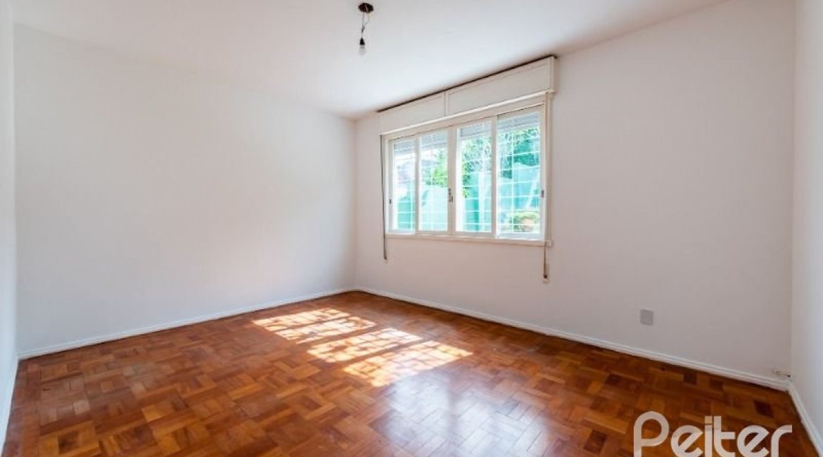 Casa à venda com 174m², 3 dormitórios, 1 suíte, 2 vagas, no bairro Vila Assunção em Porto Alegre