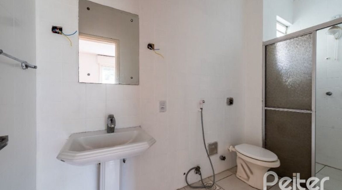 Casa à venda com 174m², 3 dormitórios, 1 suíte, 2 vagas, no bairro Vila Assunção em Porto Alegre