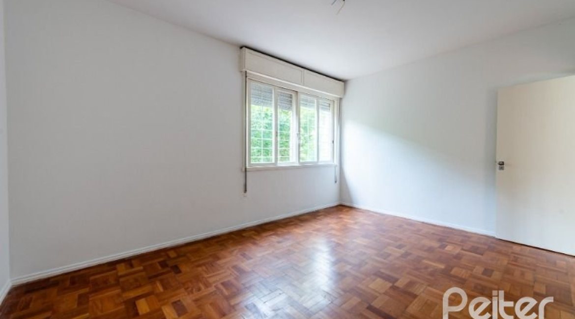 Casa à venda com 174m², 3 dormitórios, 1 suíte, 2 vagas, no bairro Vila Assunção em Porto Alegre