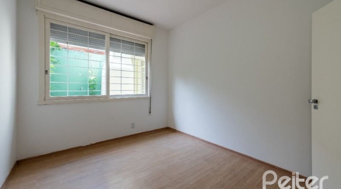 Casa à venda com 174m², 3 dormitórios, 1 suíte, 2 vagas, no bairro Vila Assunção em Porto Alegre