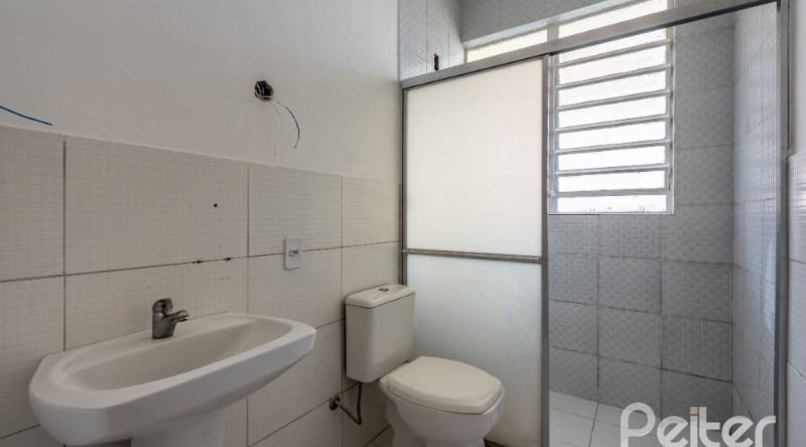 Casa à venda com 174m², 3 dormitórios, 1 suíte, 2 vagas, no bairro Vila Assunção em Porto Alegre