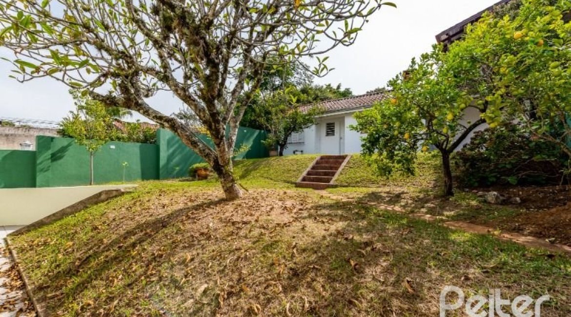 Casa à venda com 174m², 3 dormitórios, 1 suíte, 2 vagas, no bairro Vila Assunção em Porto Alegre